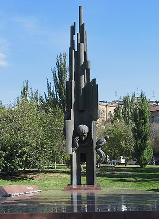 Եղիշե Չարենցի արձան