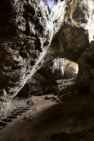 Kakushöhle und Kartsteinfelsen