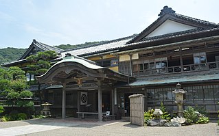 賓日館