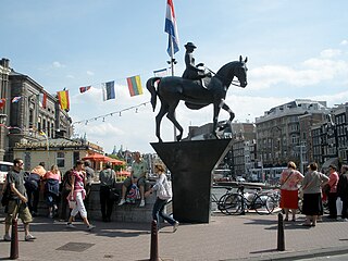 Ruiterstandbeeld van Koningin Wilhelmina