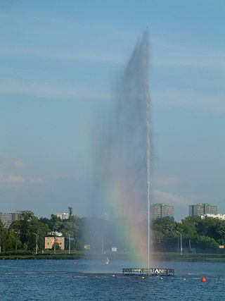Schwimmender Springbrunnen zum Andenken an den 750. Jahrestag der Vergabe der Stadtrechte an Poznań