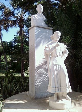 Monumento a Arturo Reyes